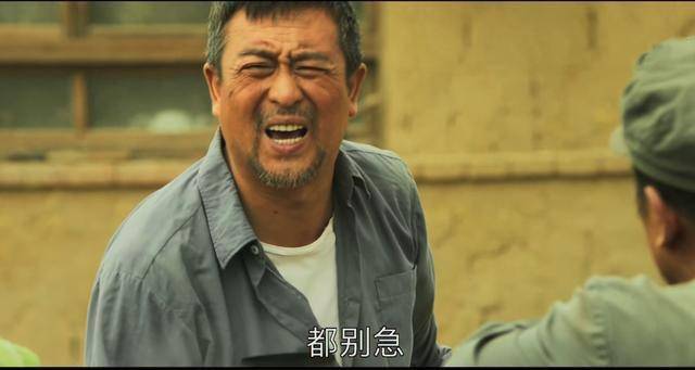 (图片来自《山海情》)当马喊水决定带着生病的妹妹回村时,他们在金滩