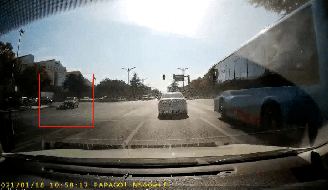 地上全是玻璃渣和不明碎片发生了一起触目惊心的交通事故张渚往宜兴