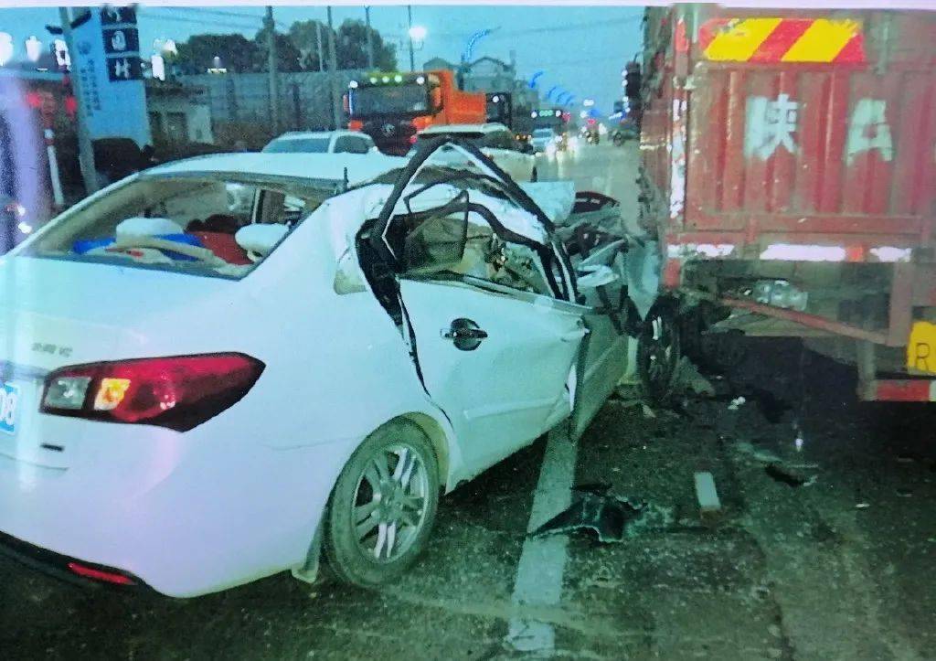 致两车受损,王某及小型轿车3名乘坐人受伤,发生道路交通事故