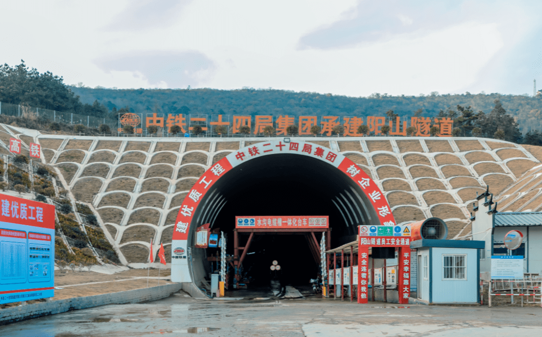 隧道全长850m穿越句容茅山风景区山脉位于句容市与常州市金坛区交界处