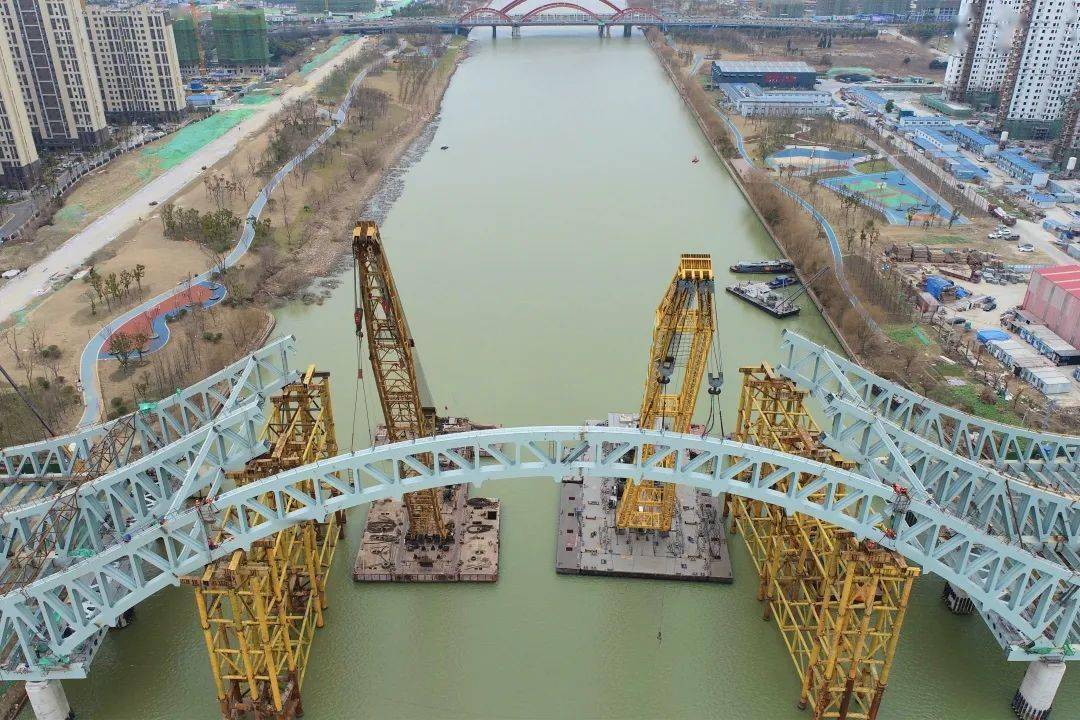 要闻扬州万福快速路关键线路跨运河大桥首件合龙段顺利吊装