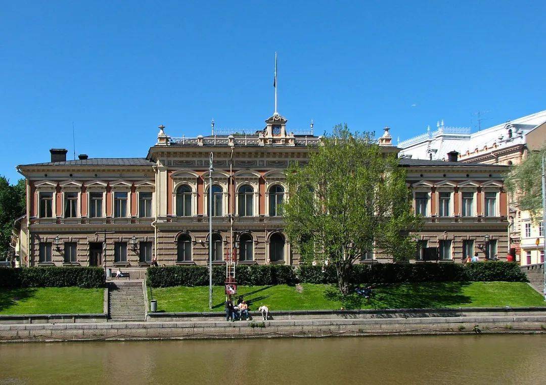 图尔库市政厅,由建筑师charles bassi设计,它在1827年的图尔库大火中