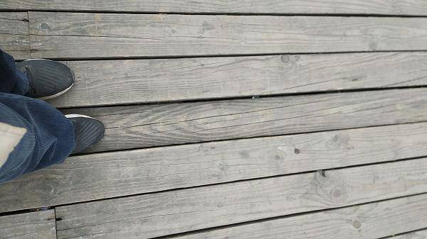 。”李先生说,还有多块木板是松动的,一脚踩下去,另一头就会翘起来。