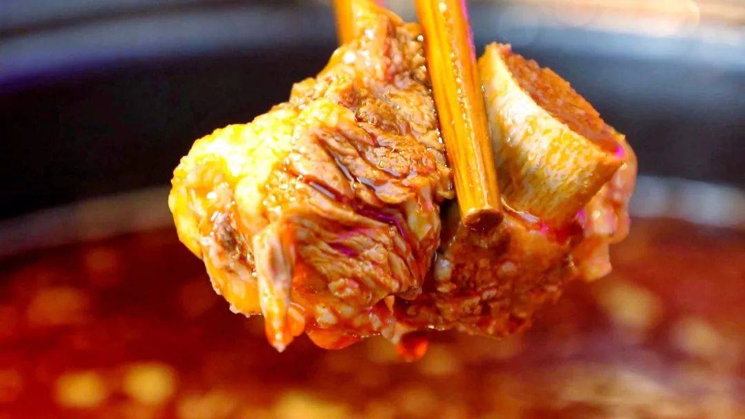 没什么事是火锅解决不了的如果不行,那就来顿麻辣诱惑的牛排火锅噻!