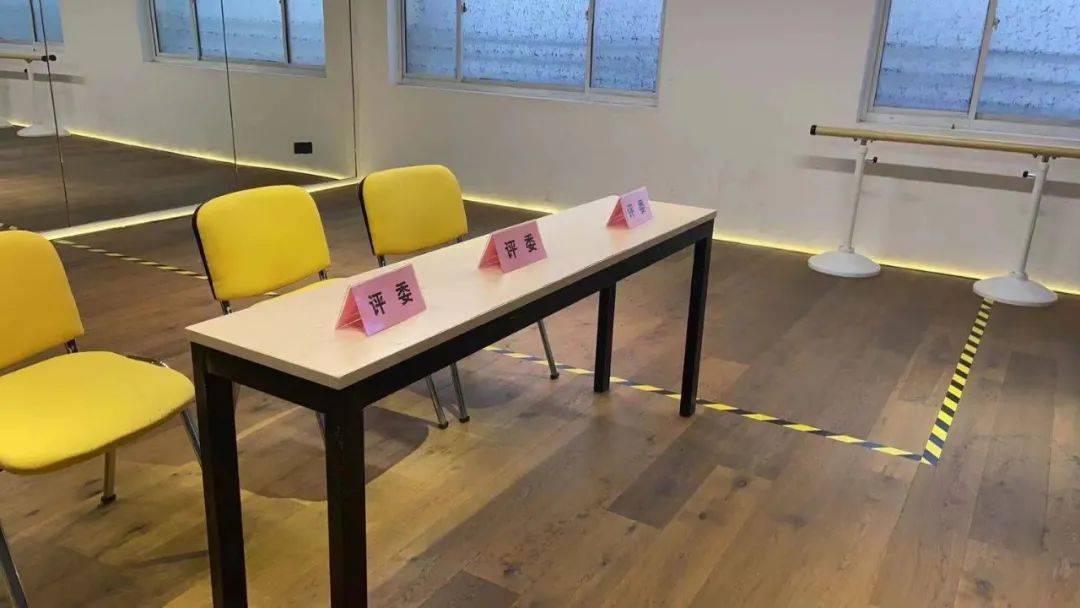 简单又庄重的评委席瞧瞧,老师们多认真!