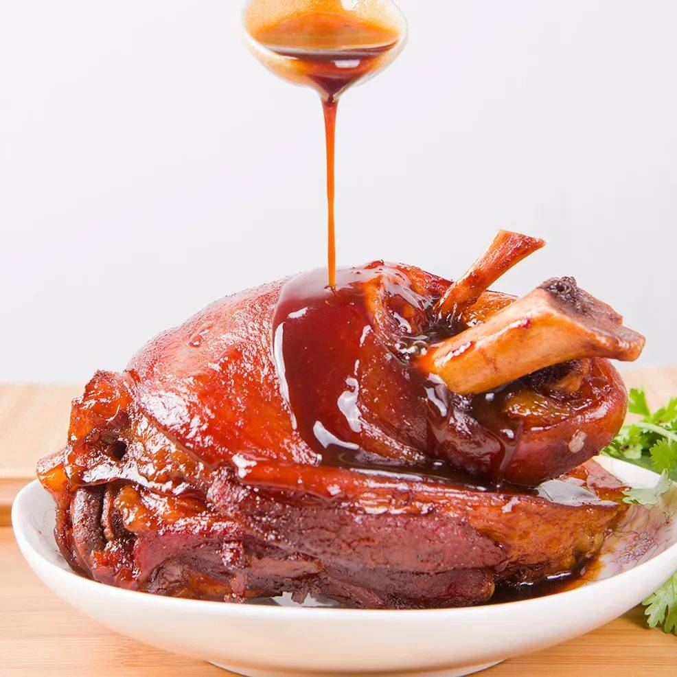 将猪肘子放在锅里一焖,到了时间揭盖就成.