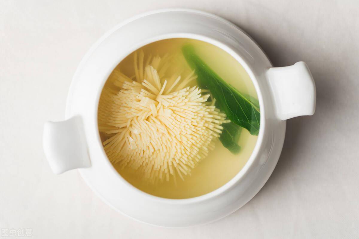 中日厨师比拼刀工日本厨师把豆腐切成菊花中国厨师一招制胜