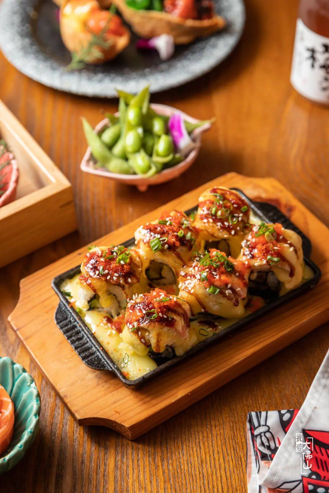 做饭团,一气呵成) 皇朝寿司里的当红流量queen【三文鱼芝士焗卷】,一