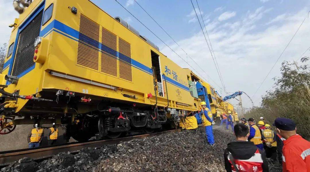 铁建装备 | 首战告捷!sqs-300k隧道桥梁清筛车上线清筛作业_横平