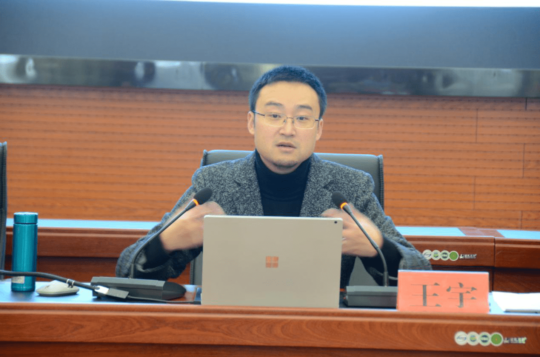 本次培训会议由黑水县财政局局长刘峰同志主持,常务副县长张威同志,县