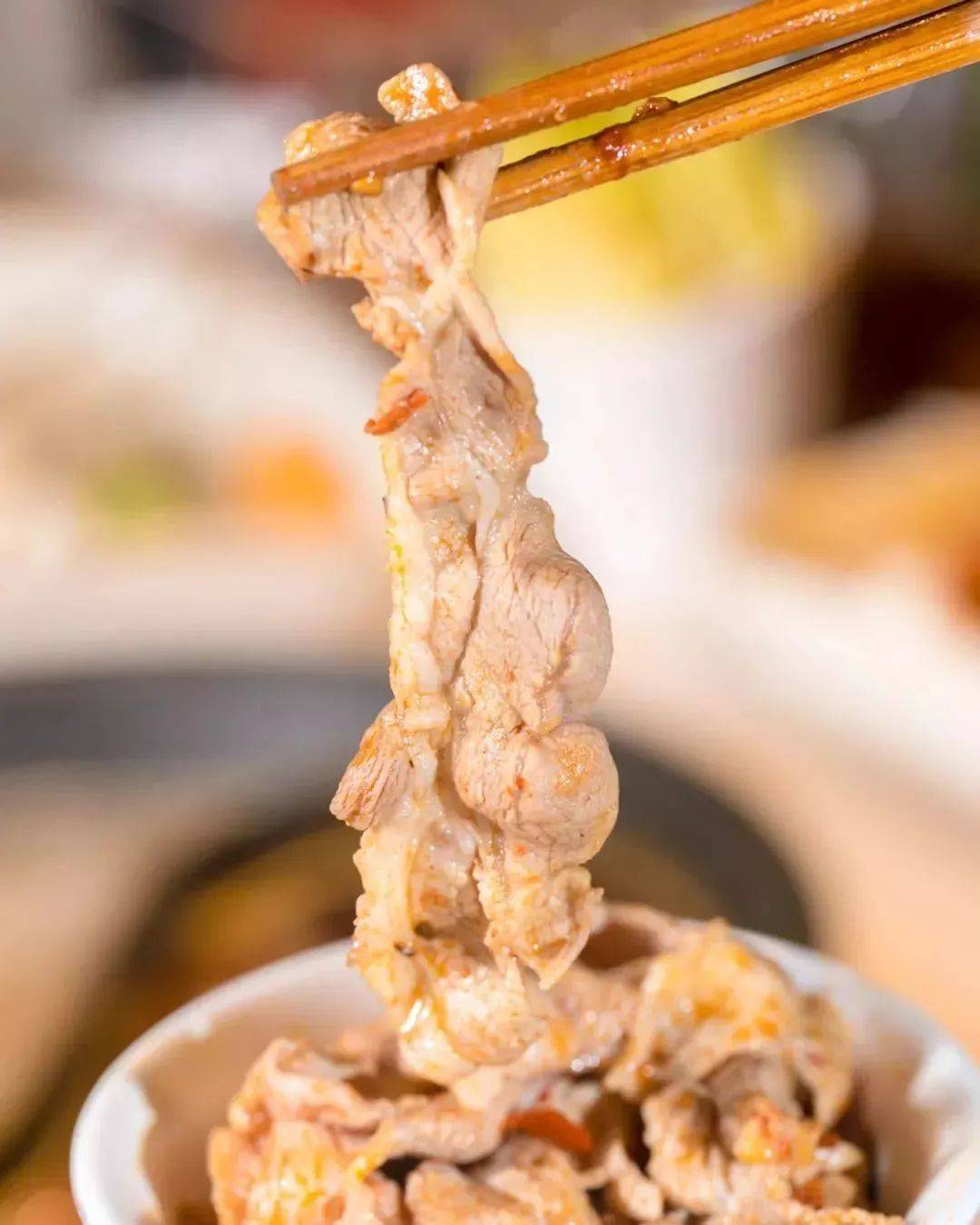 还有卤水中的猪耳朵,火锅中的高钙羊,牛杂中的牛天梯……脆骨周边的肉