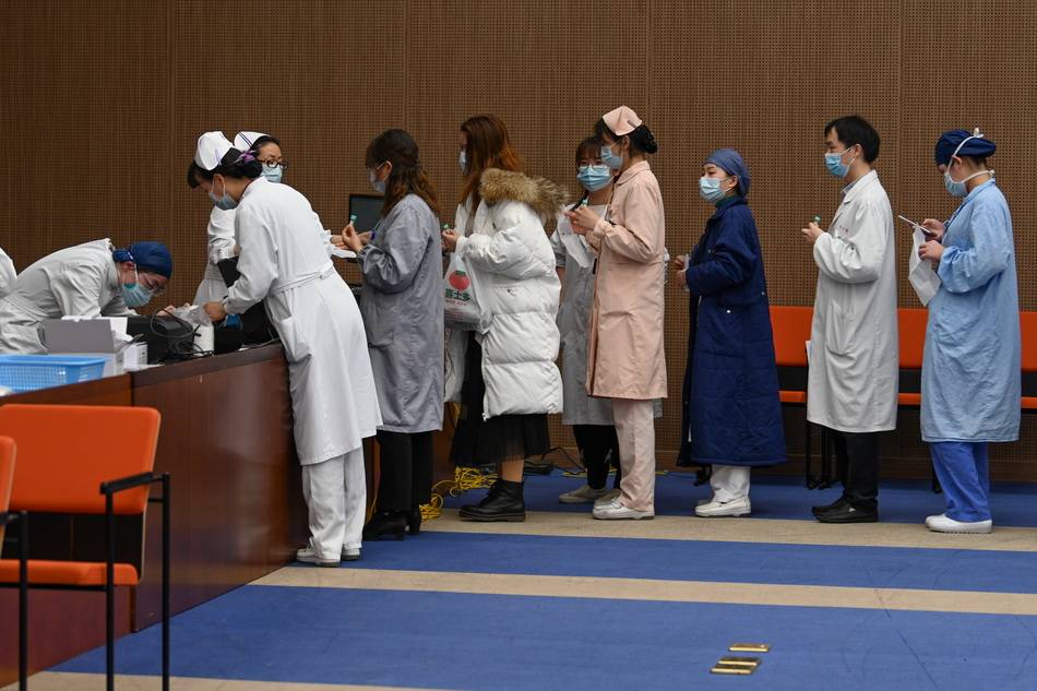 1月21日,上海市第六人民医院,医护人员排队等候核酸检测