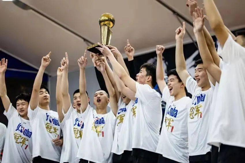 燃我校篮球队夺得上海市高中男子篮球比赛冠军