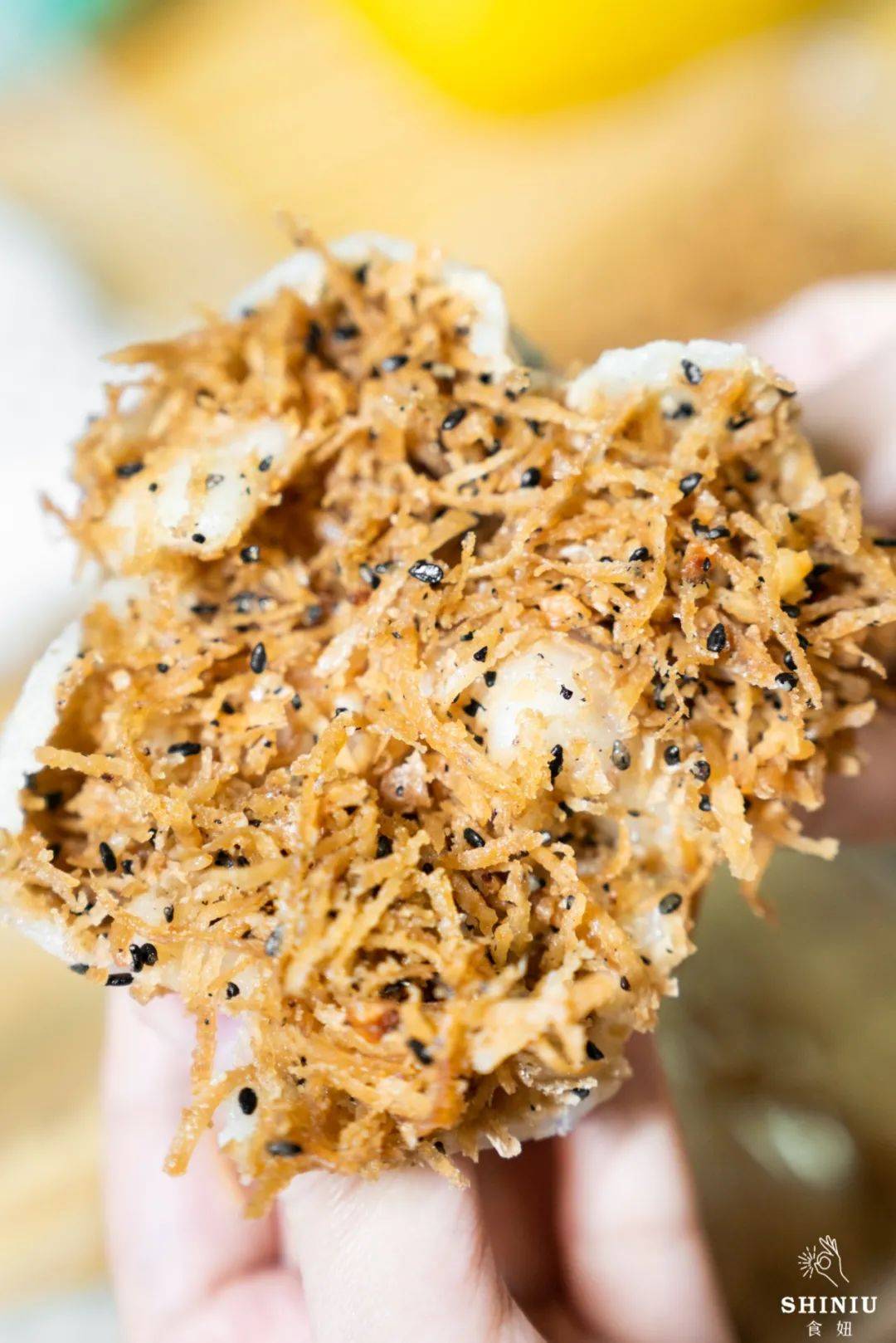 饼皮裹着椰丝,并卷成四四方方的形状,再对半切开,一份8元,那分量足到