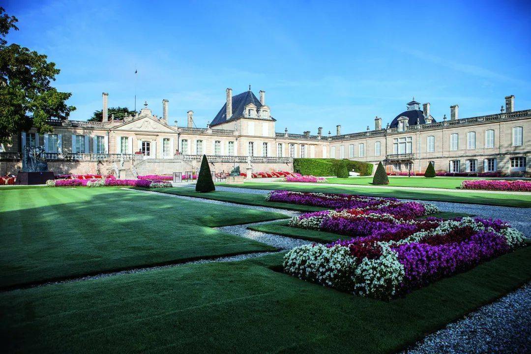 据说,酒庄的位置临近吉伦特河(gironde),可以看到往来的船只.