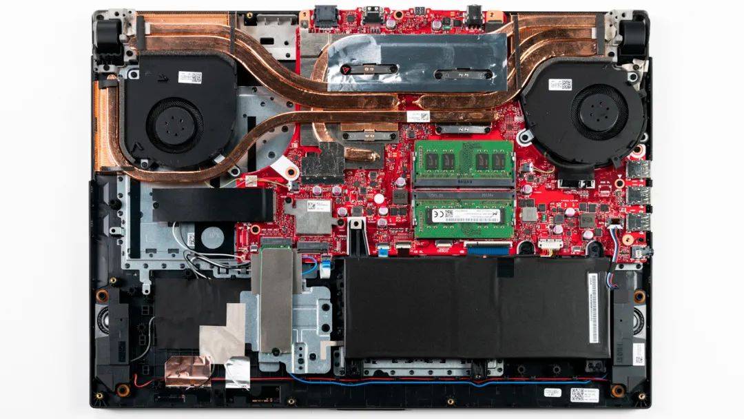 魔霸4plus的拆机实拍图,5热管双风扇的组合,和枪神4plus相近