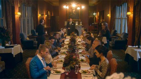 安东尼上流社会的晚宴真讲究摇晃的红酒杯食材全是上等的