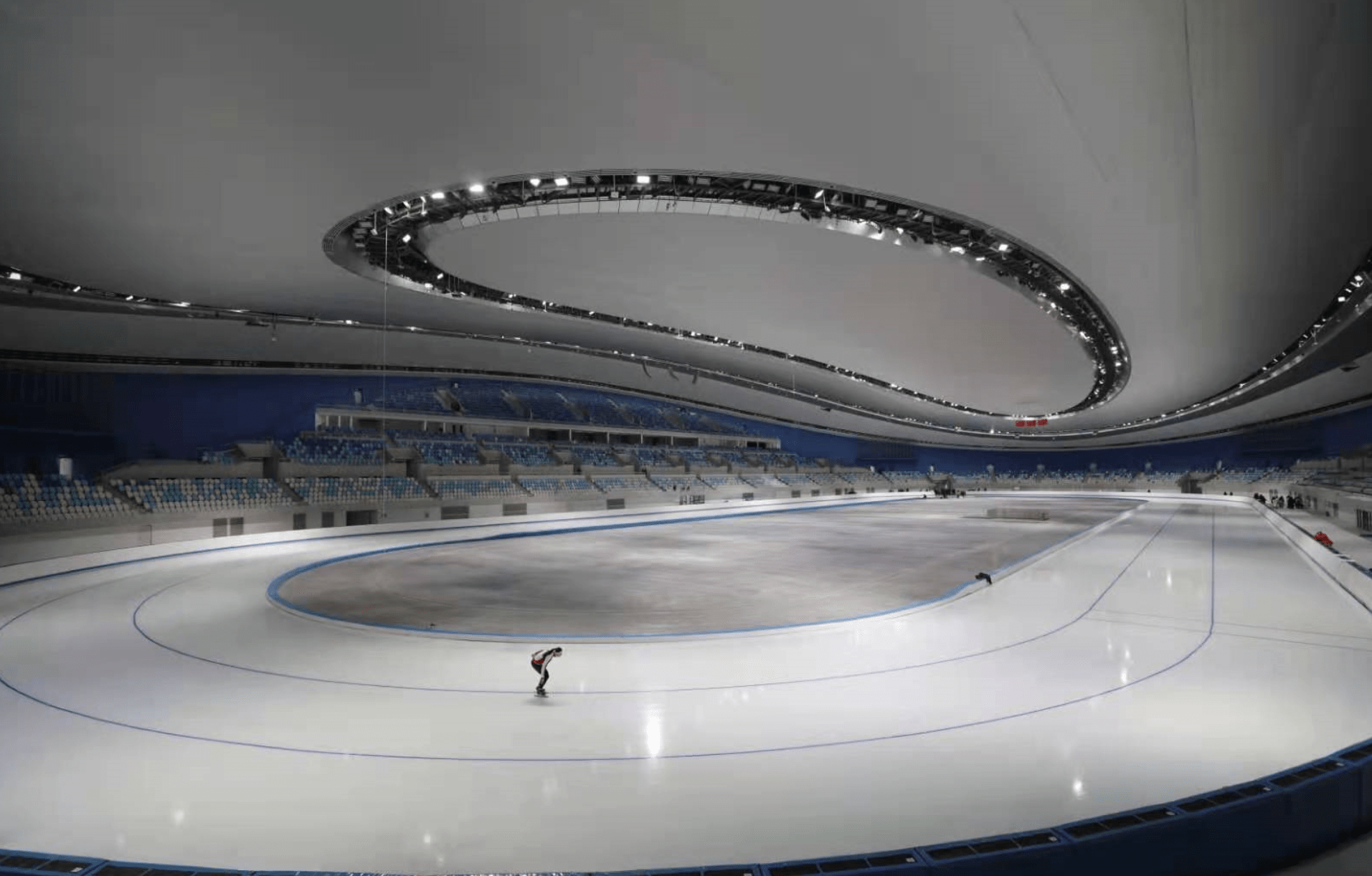 国家速滑馆完成速滑滑冰赛道首次制冰