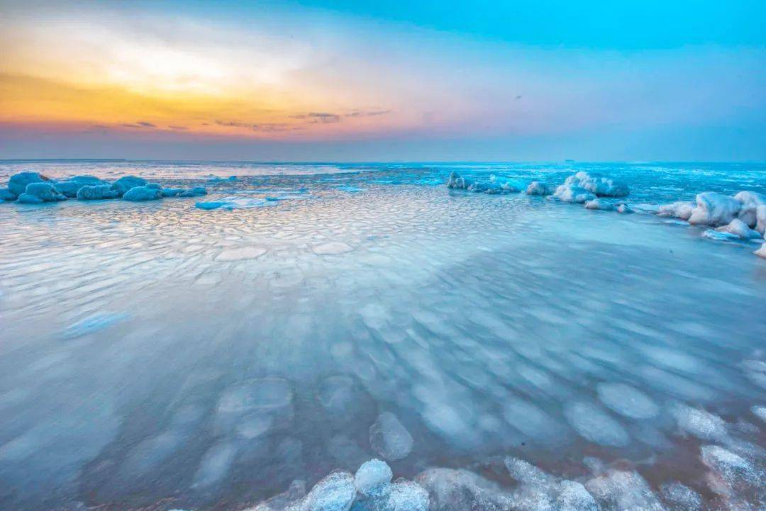 与湛蓝的天相接海冰一直延伸到海的远方整个