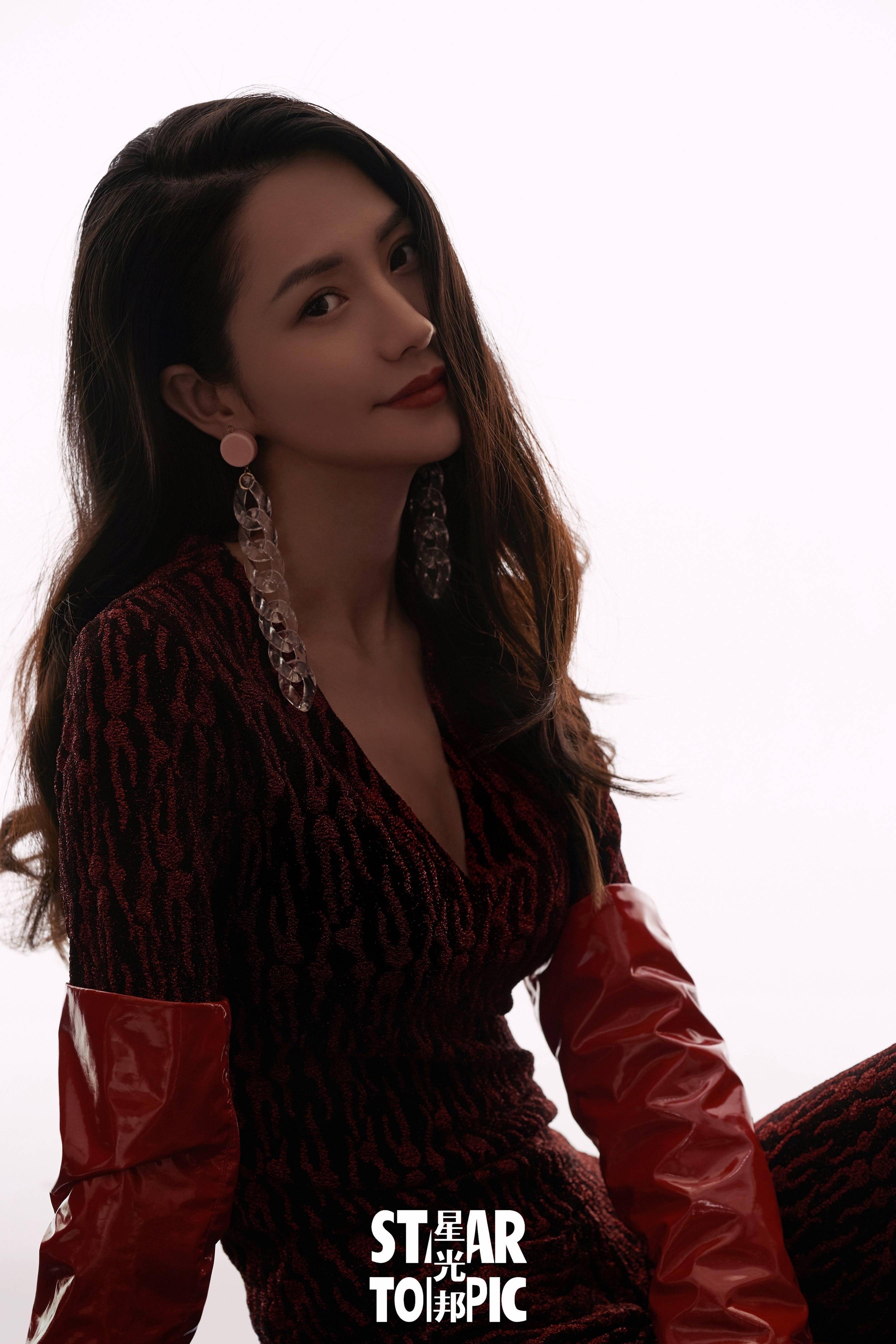 蓝心妍杂志封面曝光 黑红大片优雅锁骨杀