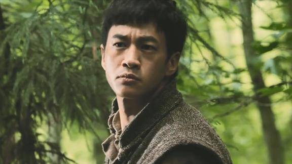 遍地狼烟:何润东演技真好!猎手枪法奇准,在村里打猎为生!