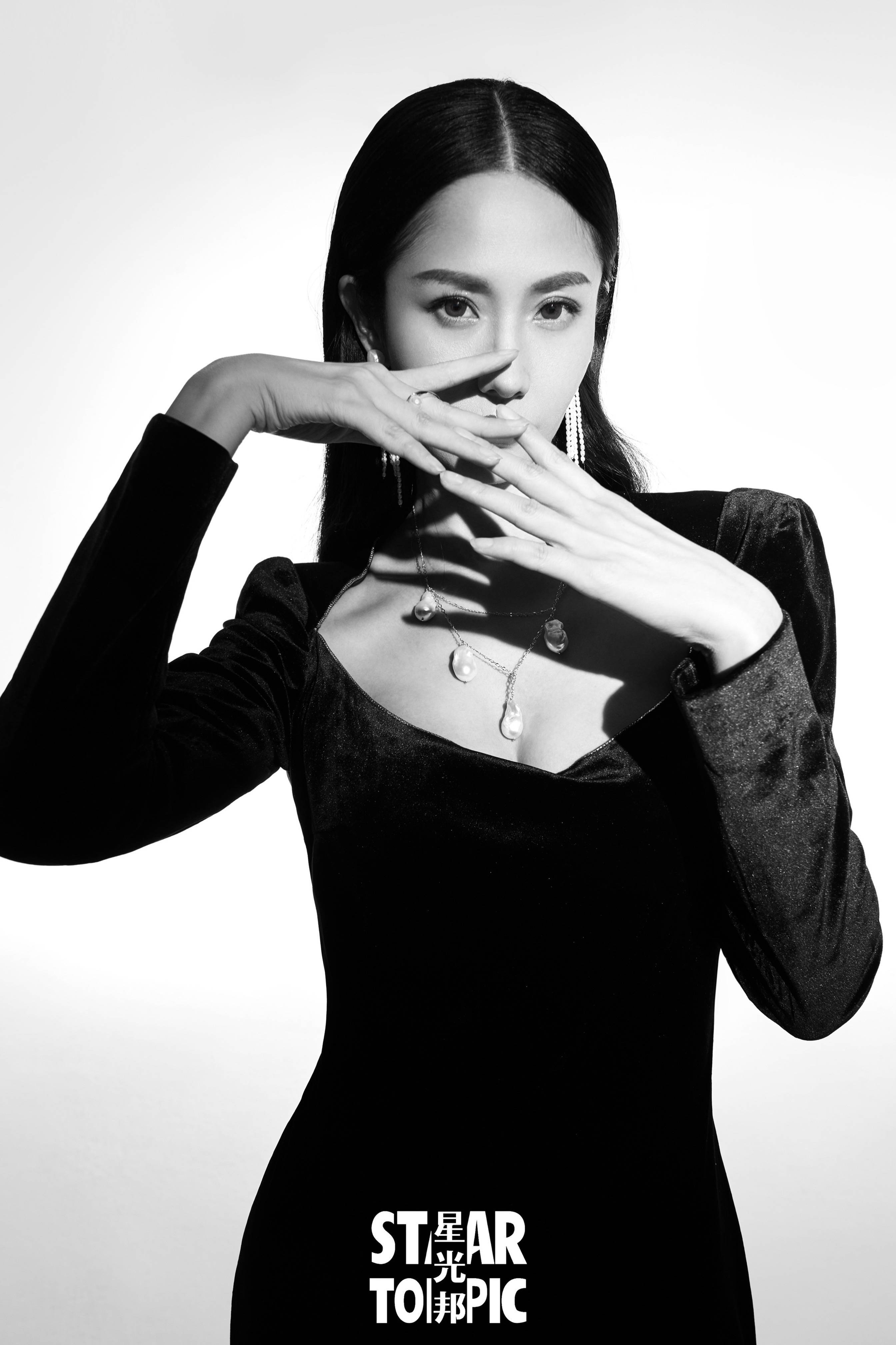 蓝心妍杂志封面曝光黑红大片优雅锁骨杀