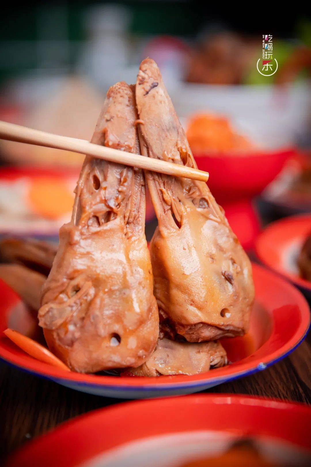 鸭脑入口是绵软细腻的口感,这谁顶的住!