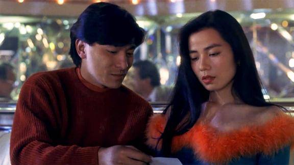 极道追踪钟楚红饰演陪酒女华仔对她一见钟情主动递上名片