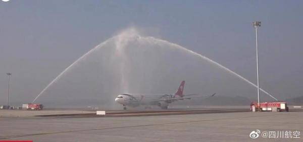 成都天府国际机场今天首次飞行，六家主要航空公司派出六架客机参加