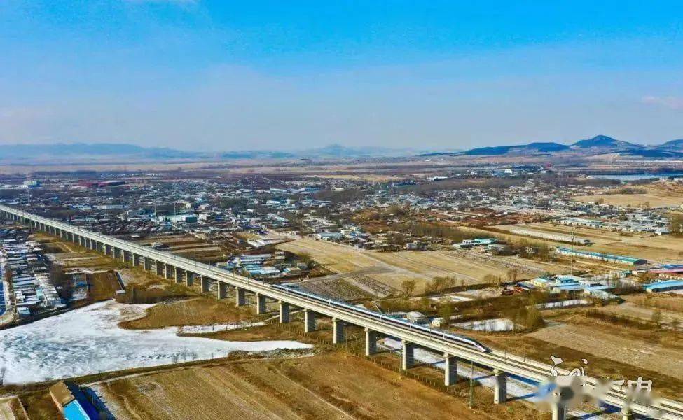 京哈高铁是国家《中长期铁路网规划》中"八纵八横"高速铁路主要通道之