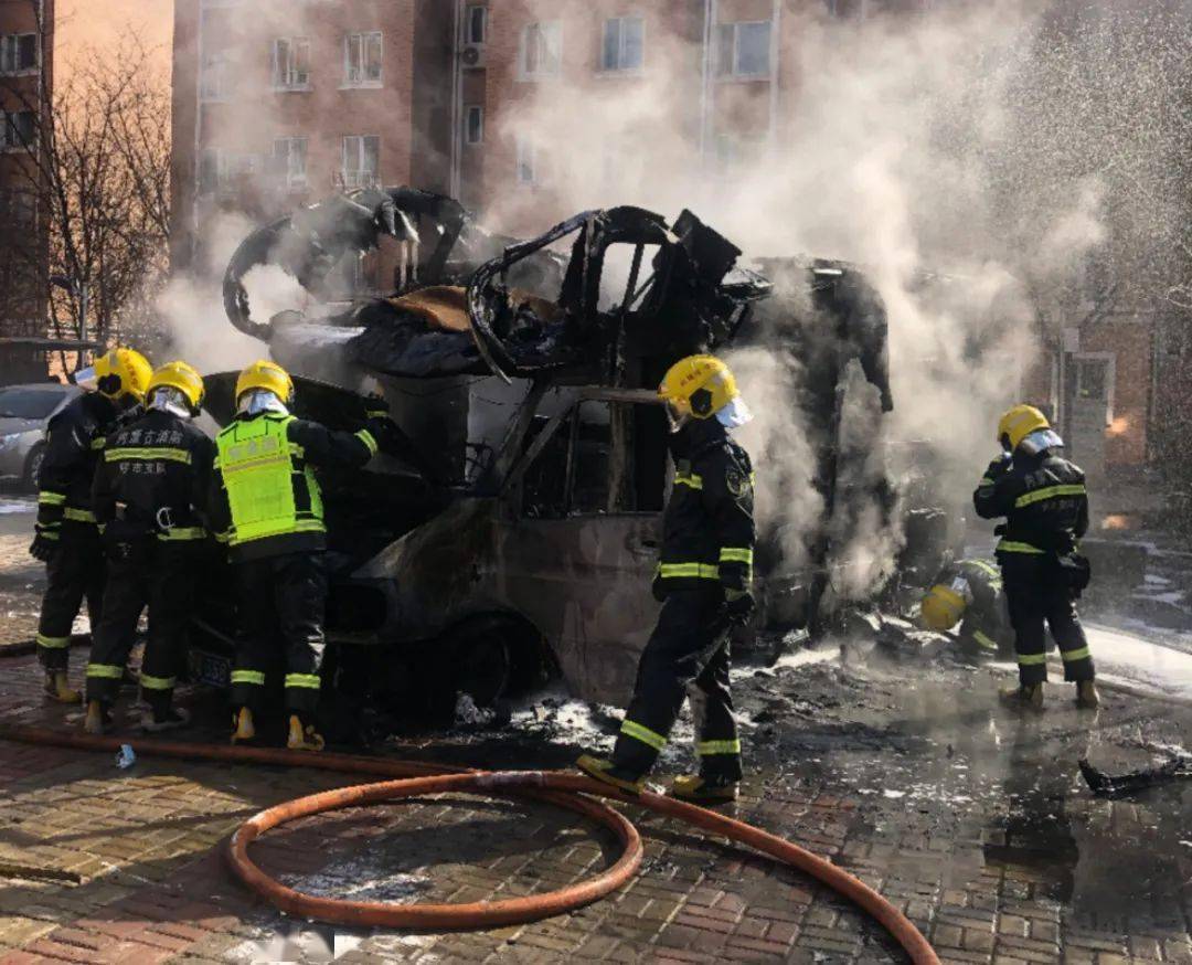 呼和浩特一车主在车里做饭失火伴随爆炸房车烧成空壳