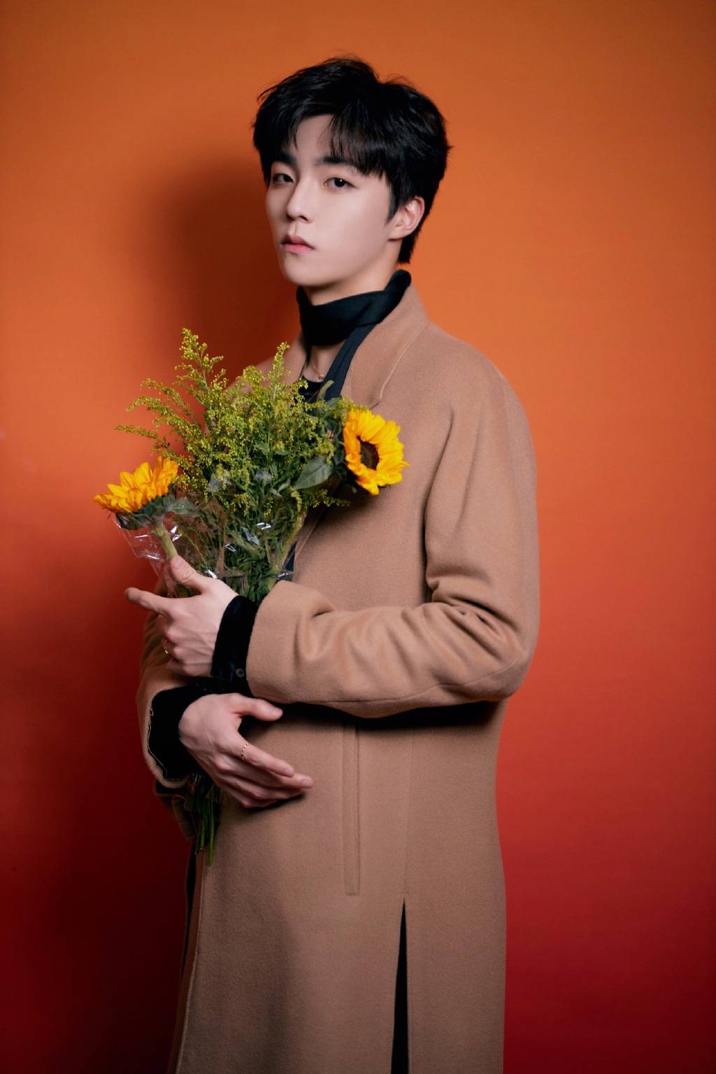 陈立农拍摄《小小红花》单曲写真曝光 温暖少年赠予你一束阳光