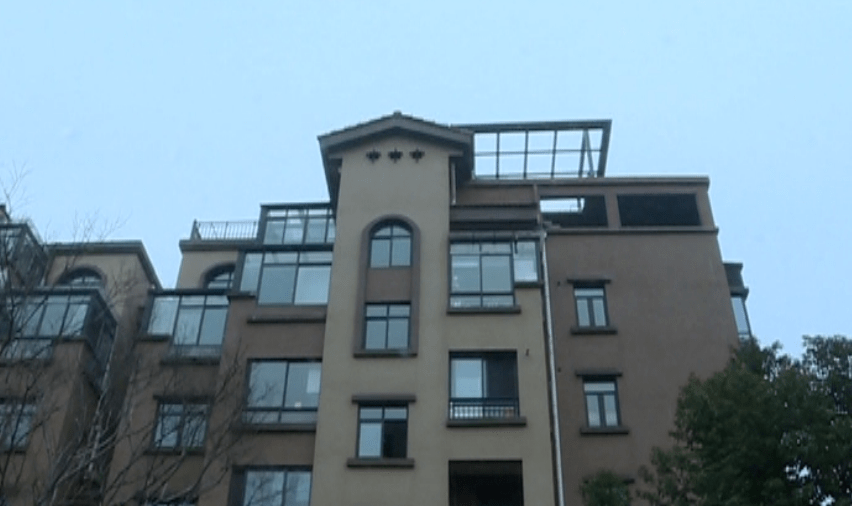 楼顶加盖阳光房 业主直呼很闹心近日,家住颐景湾畔的丁女士告诉我们