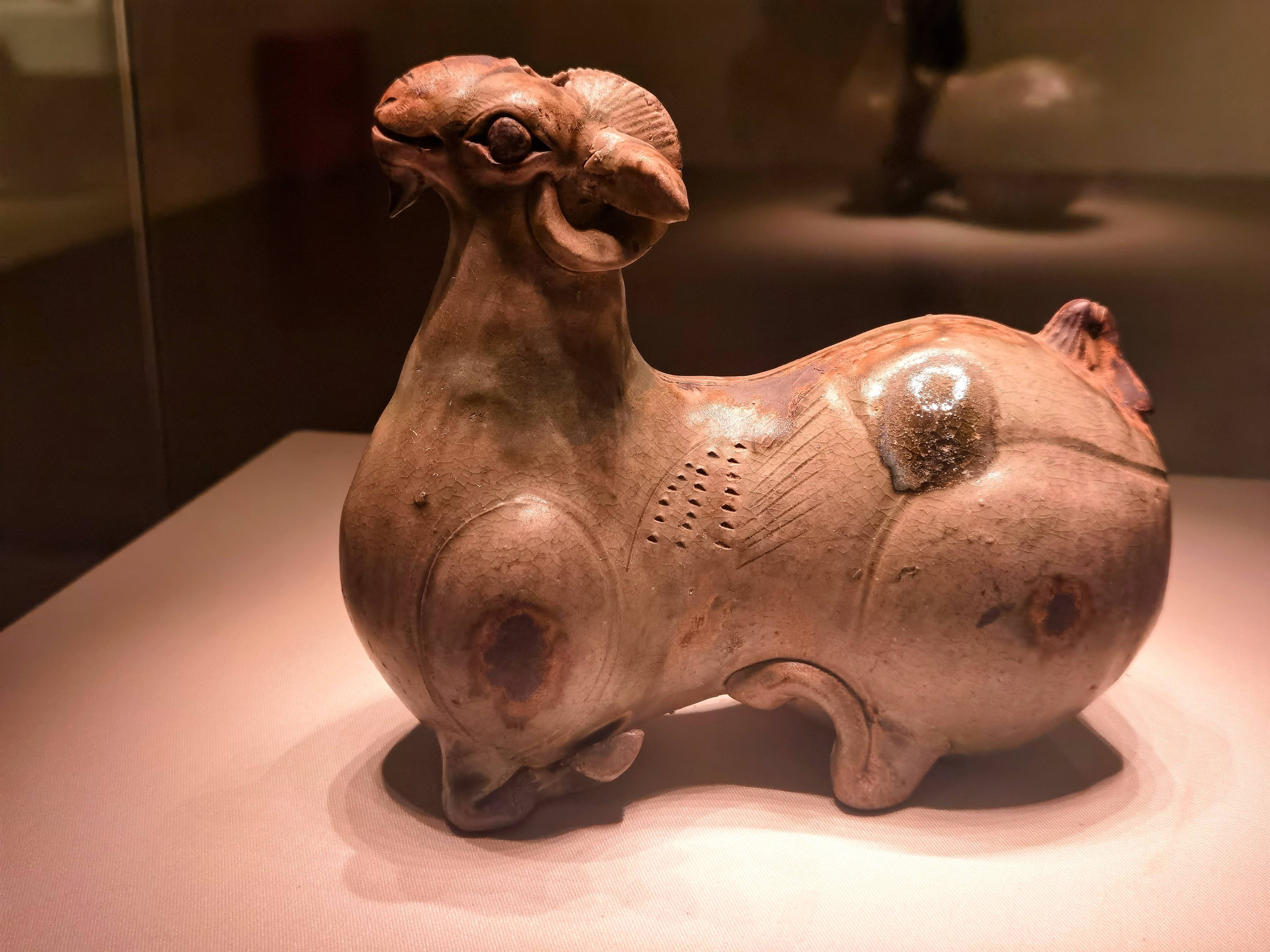 看见文物带来光明与吉祥青瓷羊形烛台