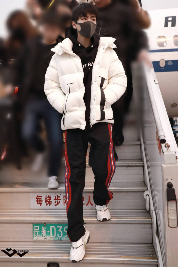 王俊凯白色羽绒服系列就是白月光 好想抱抱软糯的一团