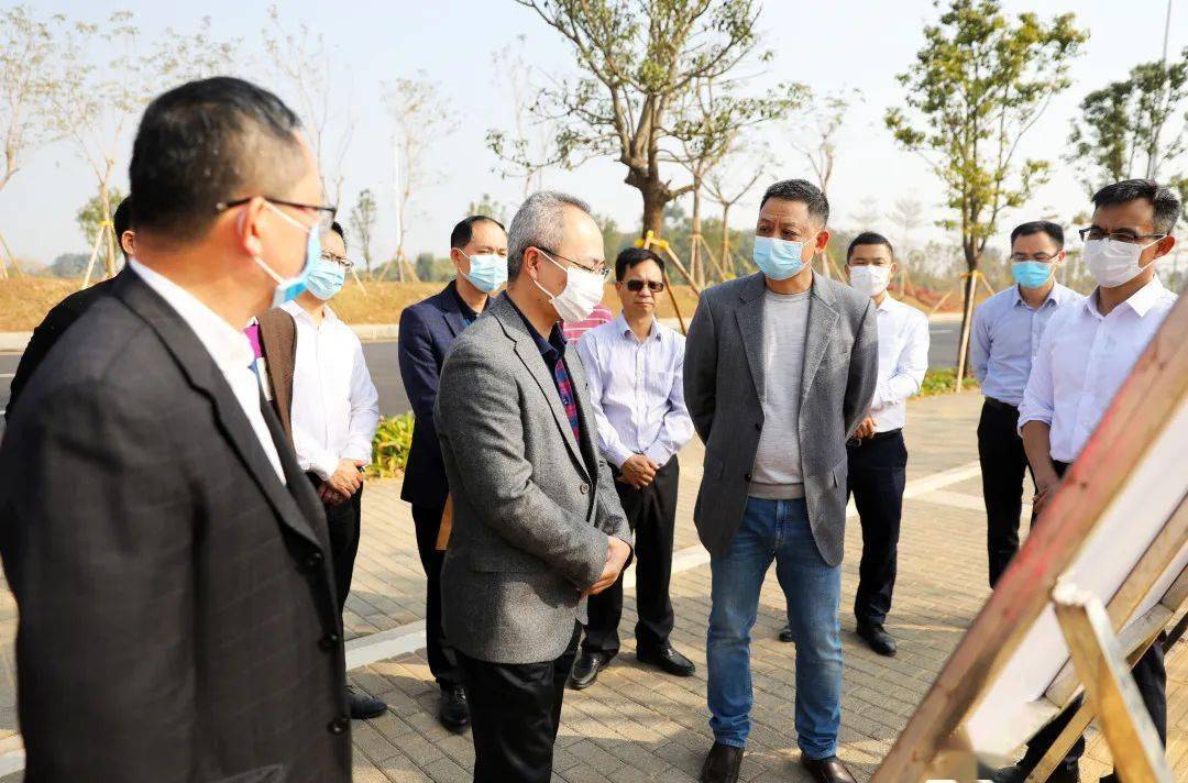 叶淦奎一行在谢岗镇委书记胡毅峰,镇委副书记,镇长李惠勤,镇委委员