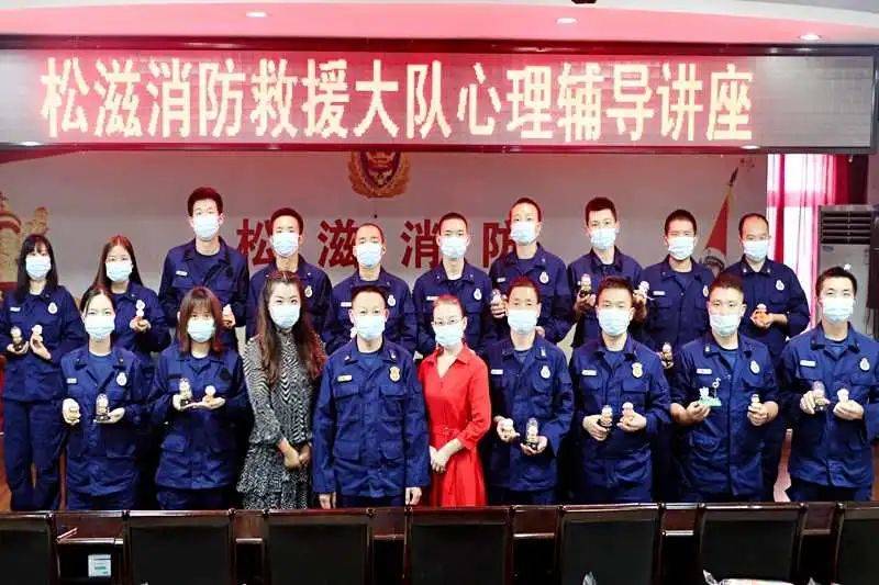 图|大队主官看望慰问烈士范志彪的家属,并代表大队党委送上亲切的关怀