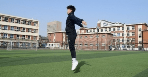 3.原地纵跳抱膝:跳起空中抱膝,连续起跳,蹬摆协调.4.