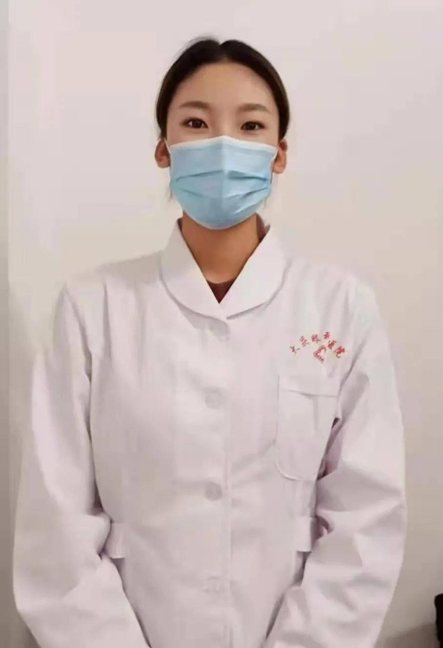 22岁身高178女护士跪着给核酸检测人员登记