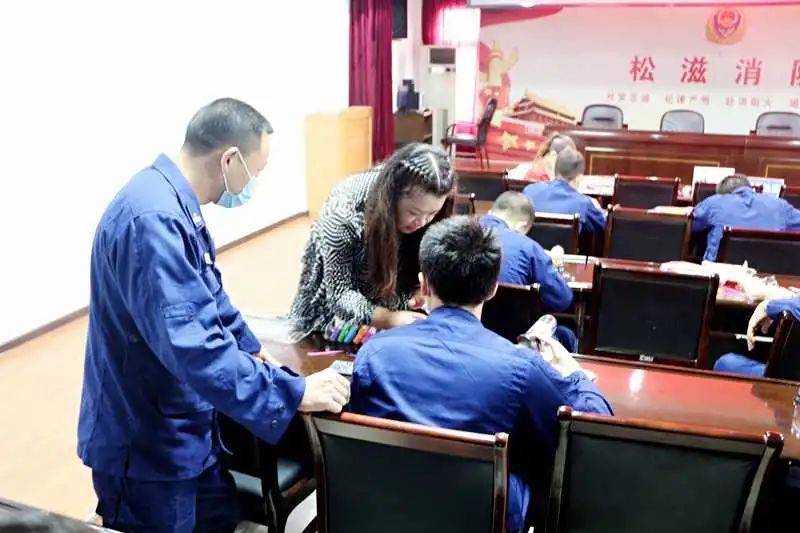 图|大队主官看望慰问烈士范志彪的家属,并代表大队党委送上亲切的关怀