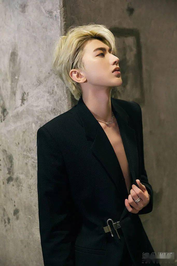 蔡徐坤获音乐奖 金发配真空西装帅气