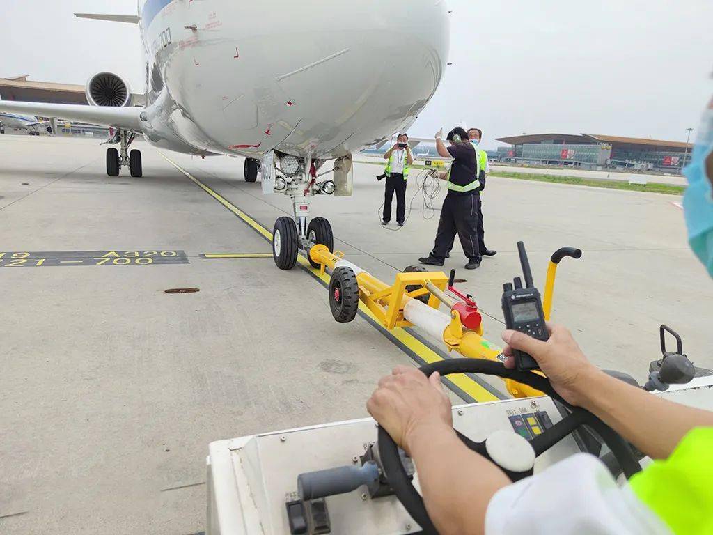 停机坪的钢铁侠:"飞机移动专家"_牵引