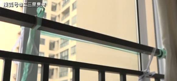 男子住21楼晚上睡觉感觉冷以为窗户没关 走到窗边吓懵！
