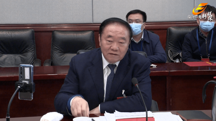 李政文,孙洪山,董一兵,李云峰,黄巍,陈纲等与代表们一同审议;市委常委