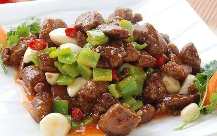 小猪宝一切为四,用流水冲洗30分钟,挤干水分纳入盆中,每500克猪宝淋上