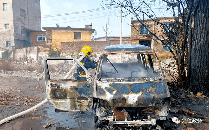 兴仁报废面包车自燃消防紧急前往处置
