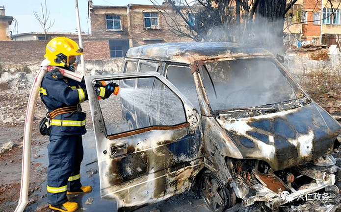 兴仁报废面包车自燃消防紧急前往处置