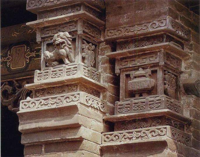 三是器物类图案,主要有四艺图,博古图,与宗教渊源的图案.