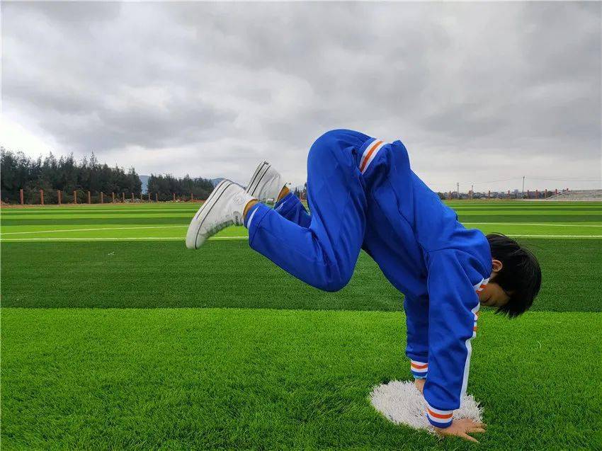 小小少年强体魄天天锻炼身体棒寒假居家体育锻炼新时尚