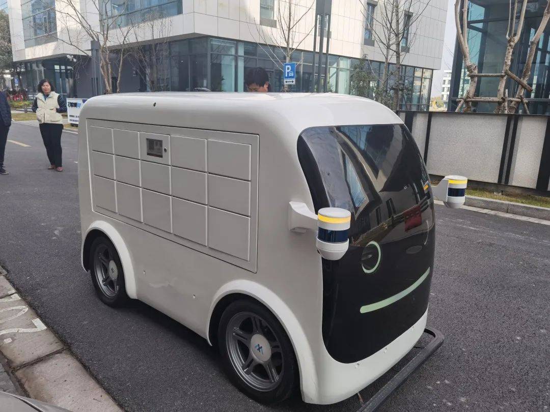 科技助力无接触配送无人车配送员可可爱爱